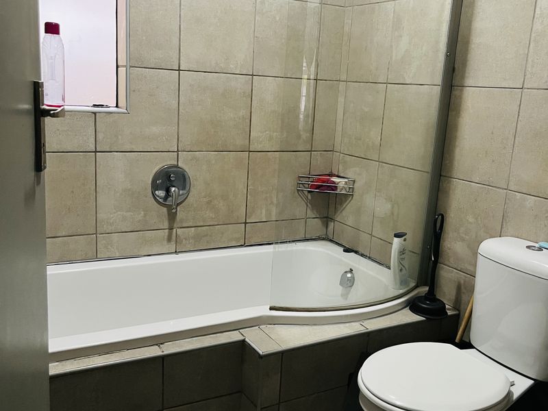 Charming ground floor 2 -Bedroom Apartment with private garden - Photo 7