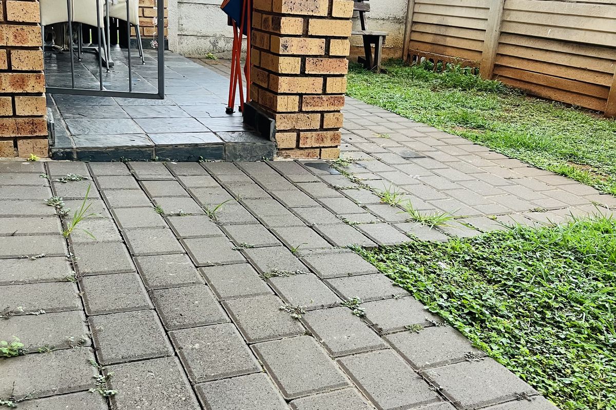 Charming ground floor 2 -Bedroom Apartment with private garden - Photo 2