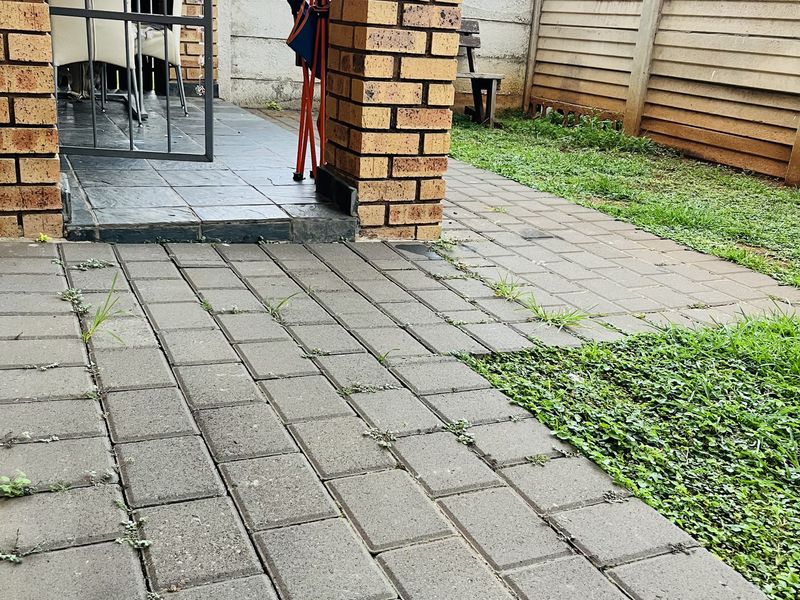 Charming ground floor 2 -Bedroom Apartment with private garden - Photo 2