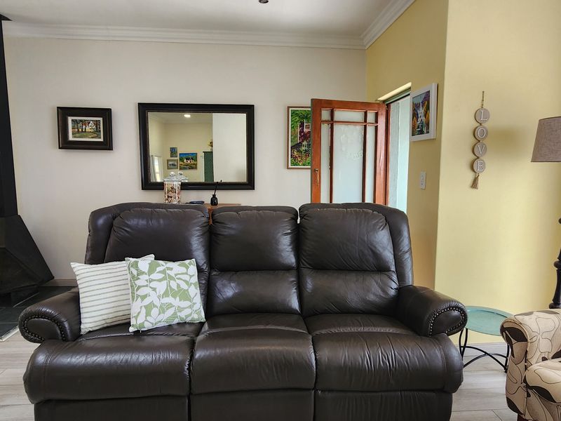 Immaculate 3 Bedroom Home in Sought-After Location with Views - Photo 6