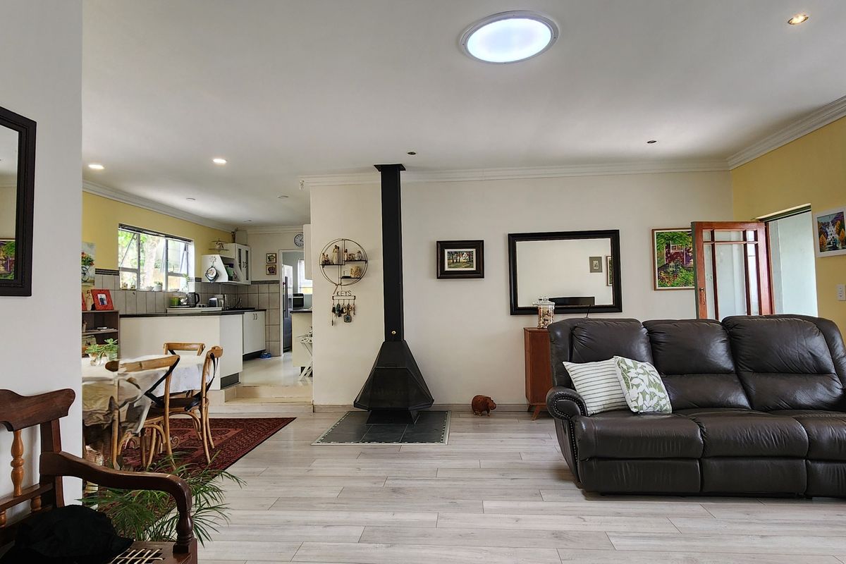 Immaculate 3 Bedroom Home in Sought-After Location with Views - Photo 5