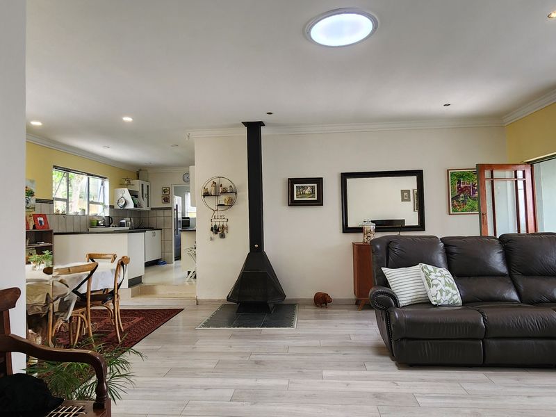 Immaculate 3 Bedroom Home in Sought-After Location with Views - Photo 5