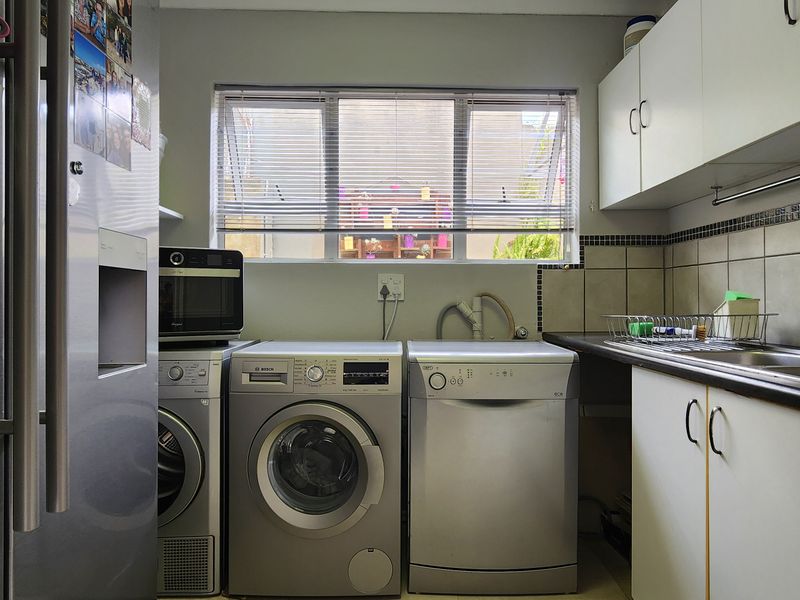 Immaculate 3 Bedroom Home in Sought-After Location with Views - Photo 10