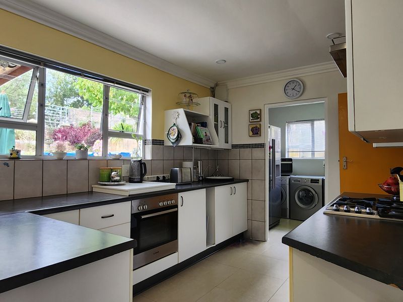 Immaculate 3 Bedroom Home in Sought-After Location with Views - Photo 9