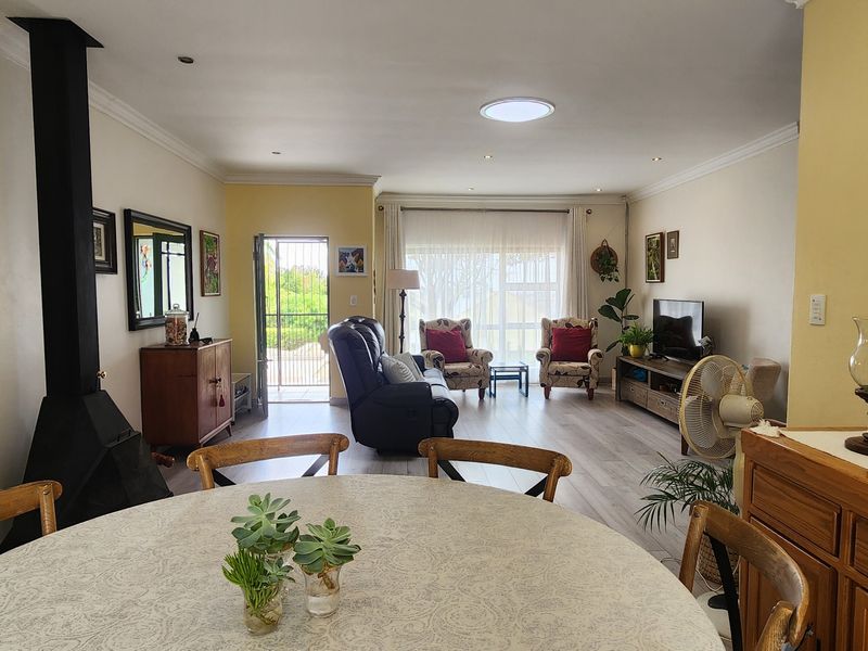 Immaculate 3 Bedroom Home in Sought-After Location with Views - Photo 8