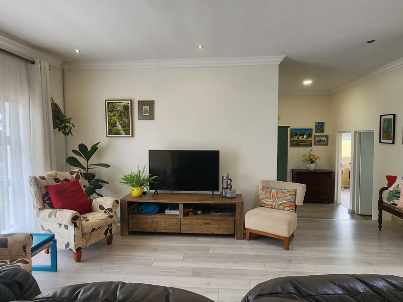 Immaculate 3 Bedroom Home in Sought-After Location with Views - Photo 3