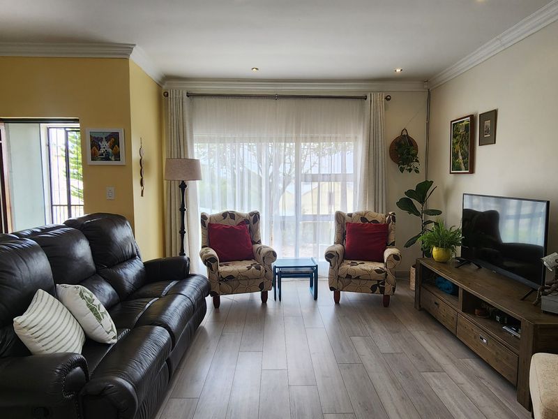 Immaculate 3 Bedroom Home in Sought-After Location with Views - Photo 4