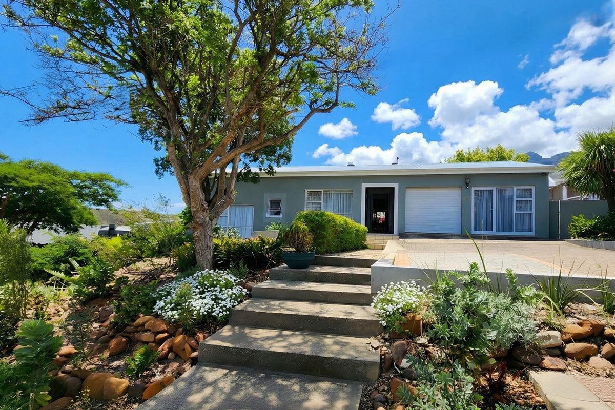 Immaculate 3 Bedroom Home in Sought-After Location with Views - Photo 2