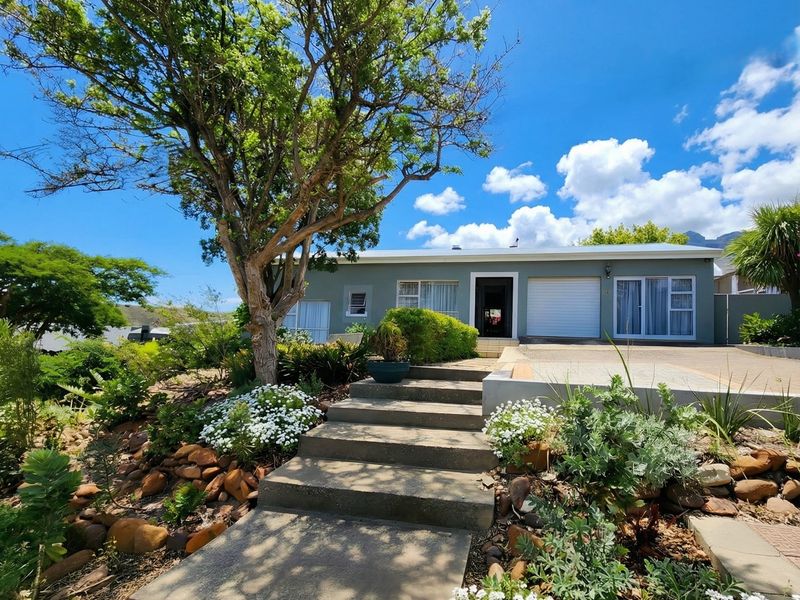 Immaculate 3 Bedroom Home in Sought-After Location with Views - Photo 2