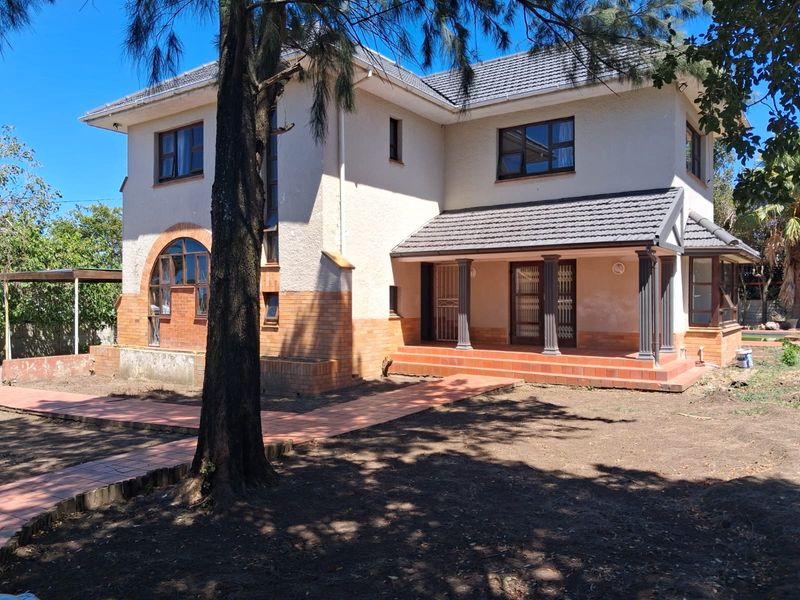 PRESTIGIOUS DOUBLE-STOREY RESIDENCE ON SPACIOUS ERF IN SOUGHT-AFTER EAST LONDON SUBURB - Photo 2