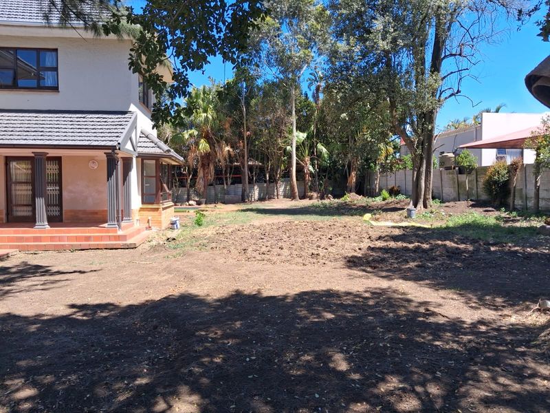 PRESTIGIOUS DOUBLE-STOREY RESIDENCE ON SPACIOUS ERF IN SOUGHT-AFTER EAST LONDON SUBURB - Photo 7