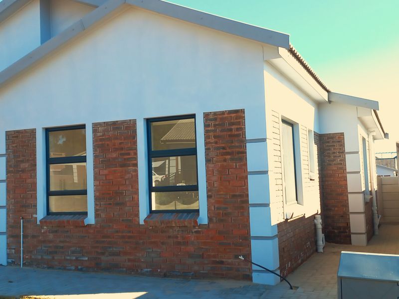 3 Bedroom House for sale in Albertinia - Photo 2