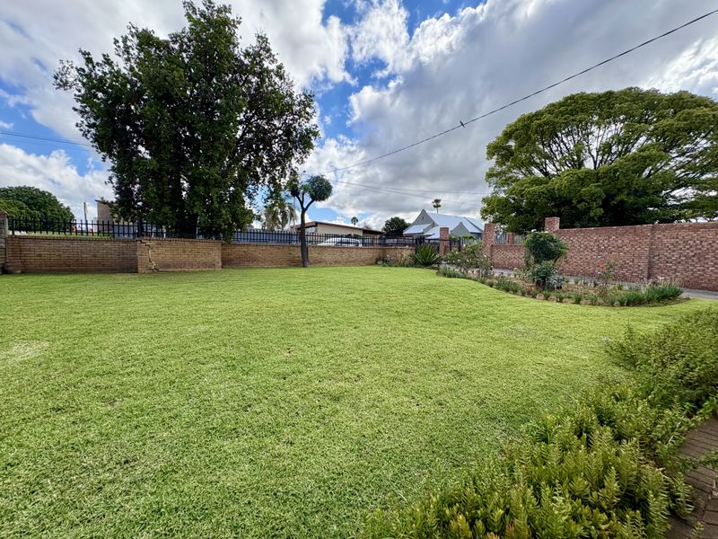 A Warm, Welcoming Home Made for Families - Photo 4