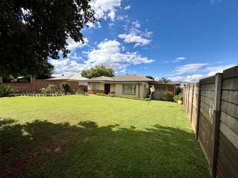 A Warm, Welcoming Home Made for Families - Photo 5