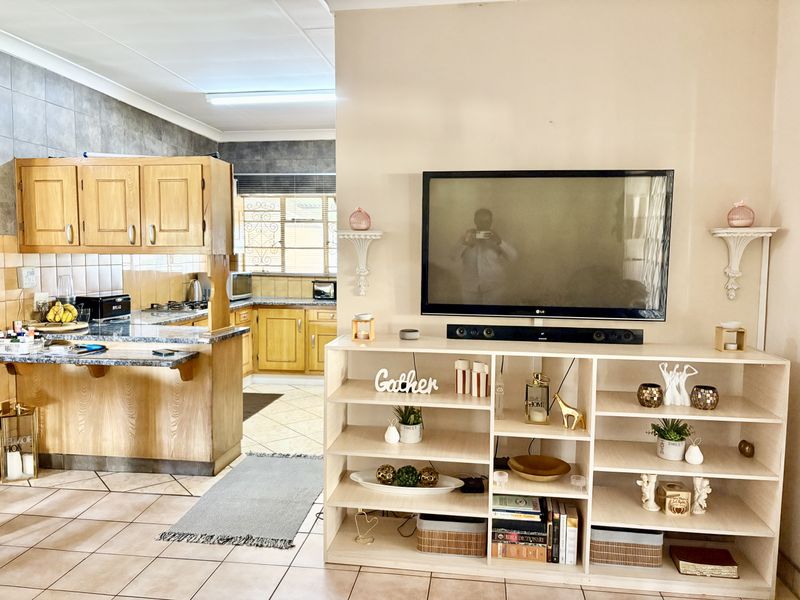 A Warm, Welcoming Home Made for Families - Photo 8