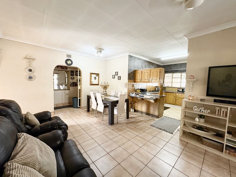 A Warm, Welcoming Home Made for Families - Photo 6