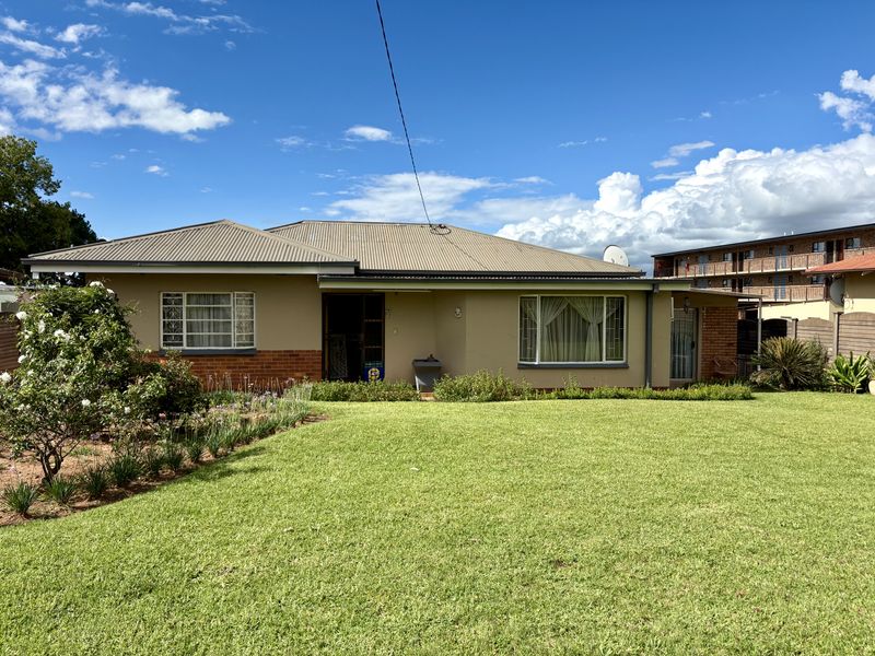 A Warm, Welcoming Home Made for Families - Photo 3