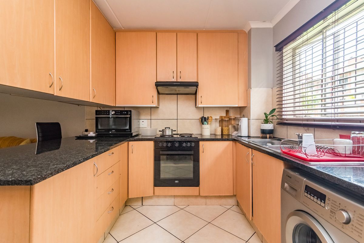 Charming Ground Floor 2-bedroom Apartment - Lock-Up and Go Convenience! - Photo 5