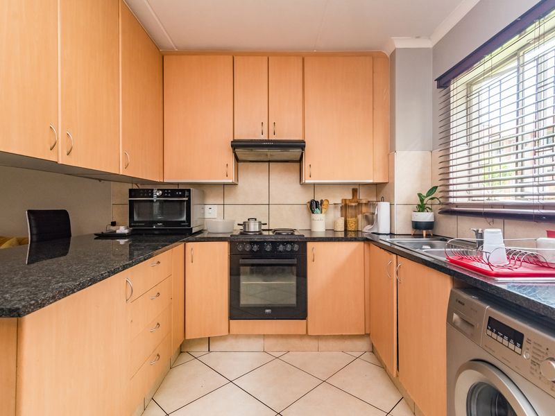 Charming Ground Floor 2-bedroom Apartment - Lock-Up and Go Convenience! - Photo 5