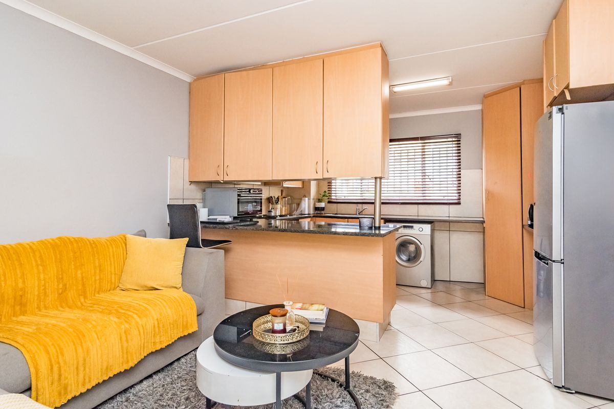 Charming Ground Floor 2-bedroom Apartment - Lock-Up and Go Convenience! - Photo 3