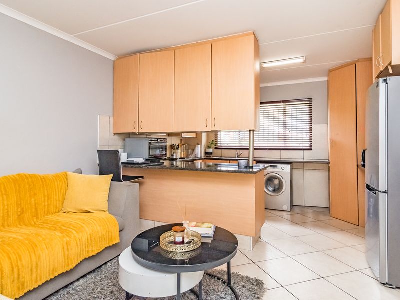 Charming Ground Floor 2-bedroom Apartment - Lock-Up and Go Convenience! - Photo 3