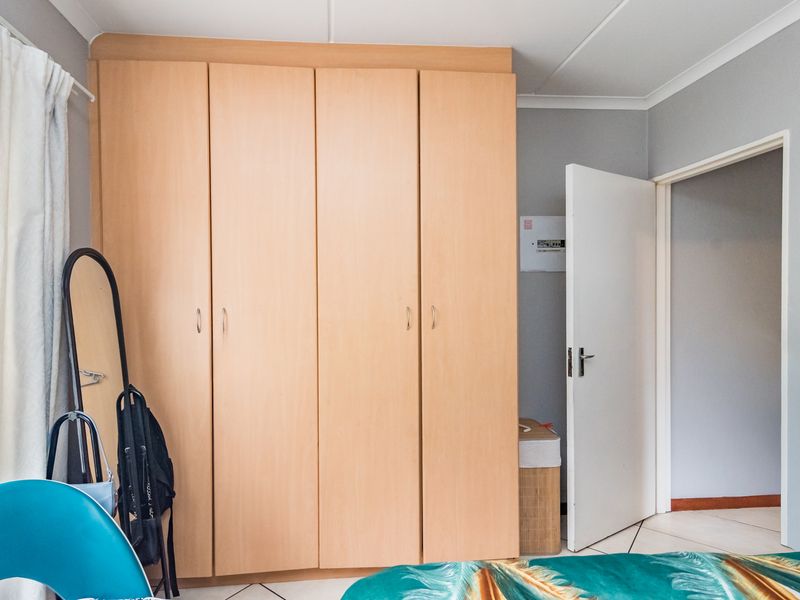 Charming Ground Floor 2-bedroom Apartment - Lock-Up and Go Convenience! - Photo 9