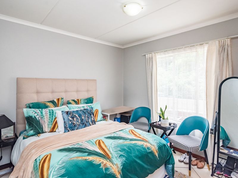 Charming Ground Floor 2-bedroom Apartment - Lock-Up and Go Convenience! - Photo 8