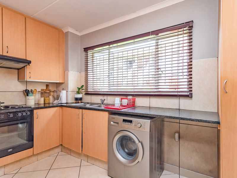 Charming Ground Floor 2-bedroom Apartment - Lock-Up and Go Convenience! - Photo 6