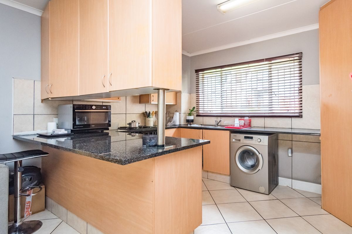 Charming Ground Floor 2-bedroom Apartment - Lock-Up and Go Convenience! - Photo 4