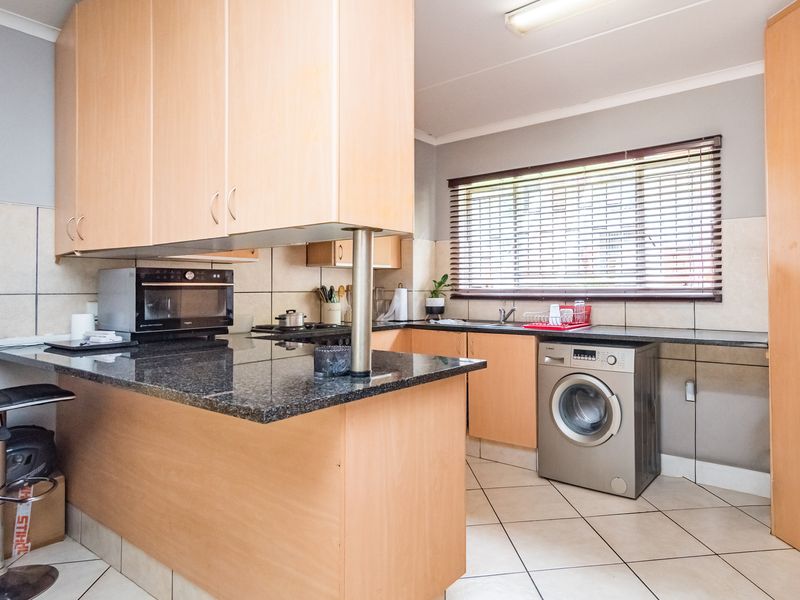 Charming Ground Floor 2-bedroom Apartment - Lock-Up and Go Convenience! - Photo 4