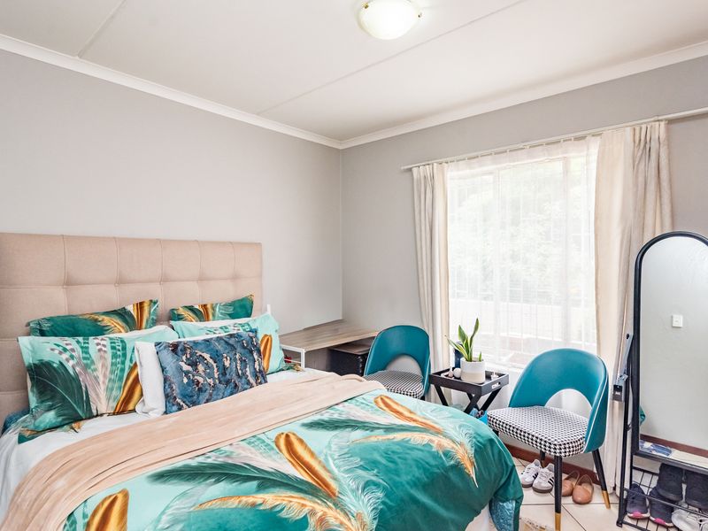 Charming Ground Floor 2-bedroom Apartment - Lock-Up and Go Convenience! - Photo 7