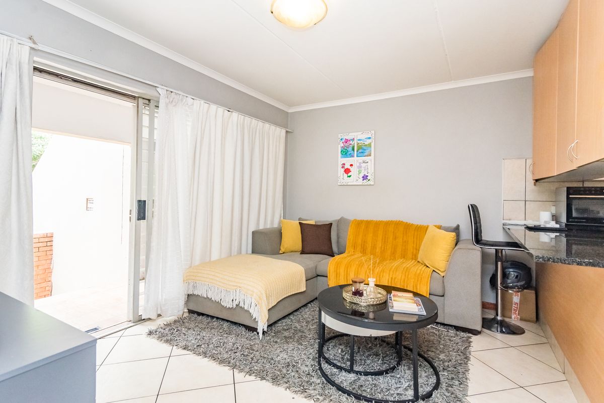 Charming Ground Floor 2-bedroom Apartment - Lock-Up and Go Convenience! - Photo 2