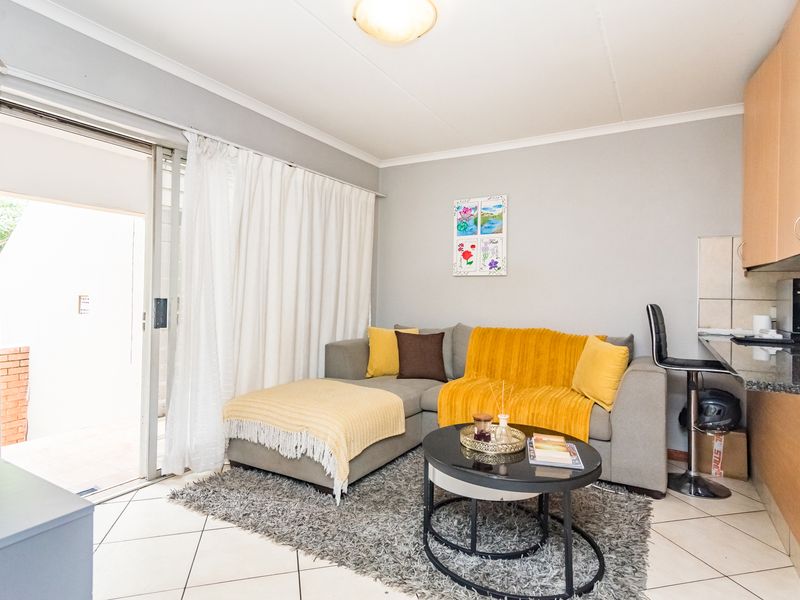 Charming Ground Floor 2-bedroom Apartment - Lock-Up and Go Convenience! - Photo 2