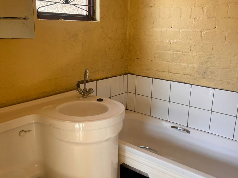 Convenient One-Bedroom Flat – Ideal Home or Investment - Photo 10