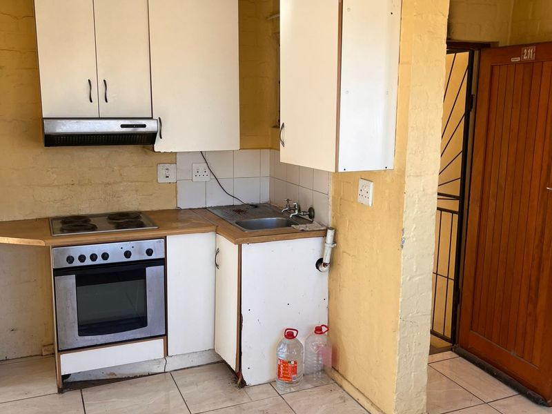 Convenient One-Bedroom Flat – Ideal Home or Investment - Photo 6