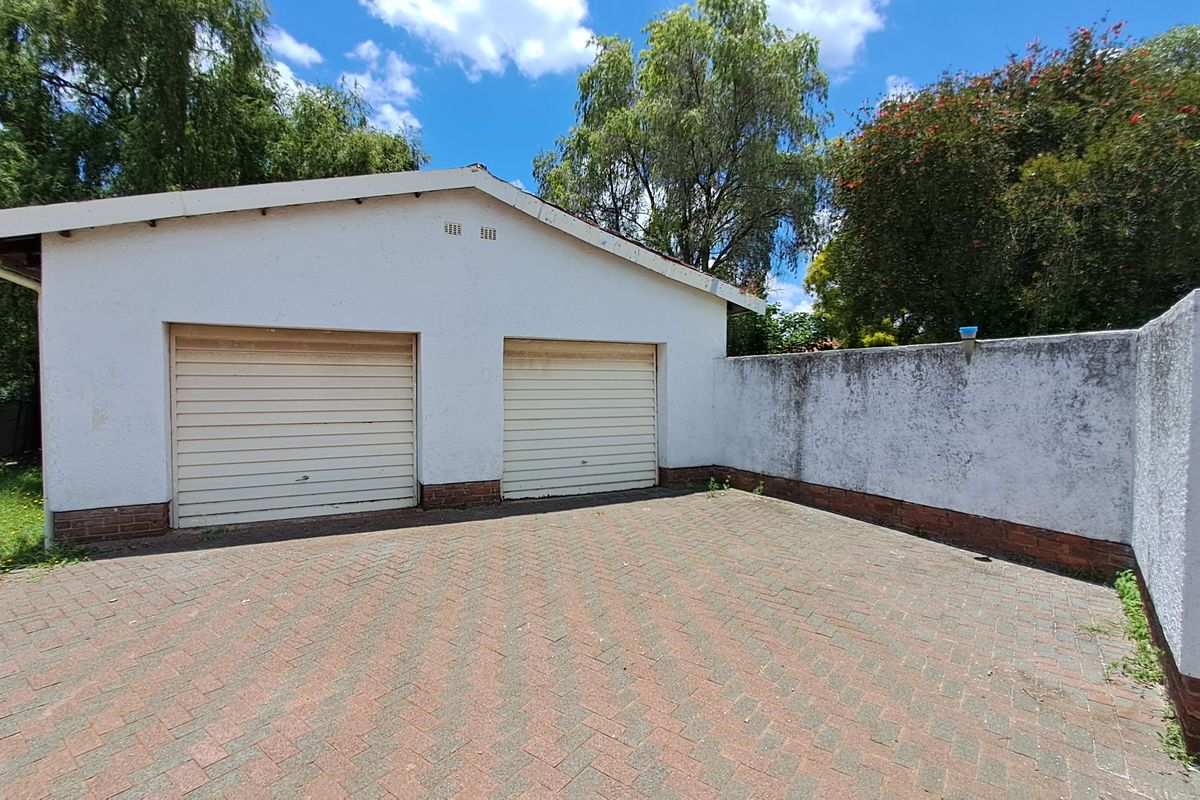 Spacious Family Home with 3 Garages & Large Yard - Photo 4