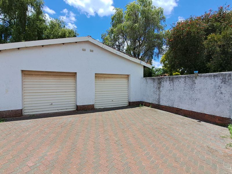 Spacious Family Home with 3 Garages & Large Yard - Photo 4