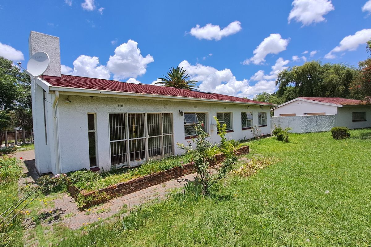 Spacious Family Home with 3 Garages & Large Yard - Photo 2