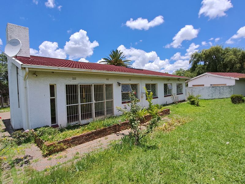 Spacious Family Home with 3 Garages & Large Yard - Photo 2