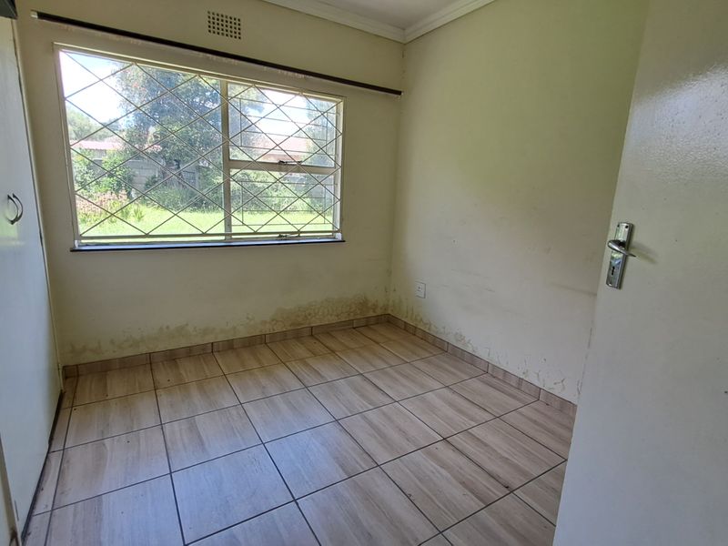 Spacious Family Home with 3 Garages & Large Yard - Photo 10