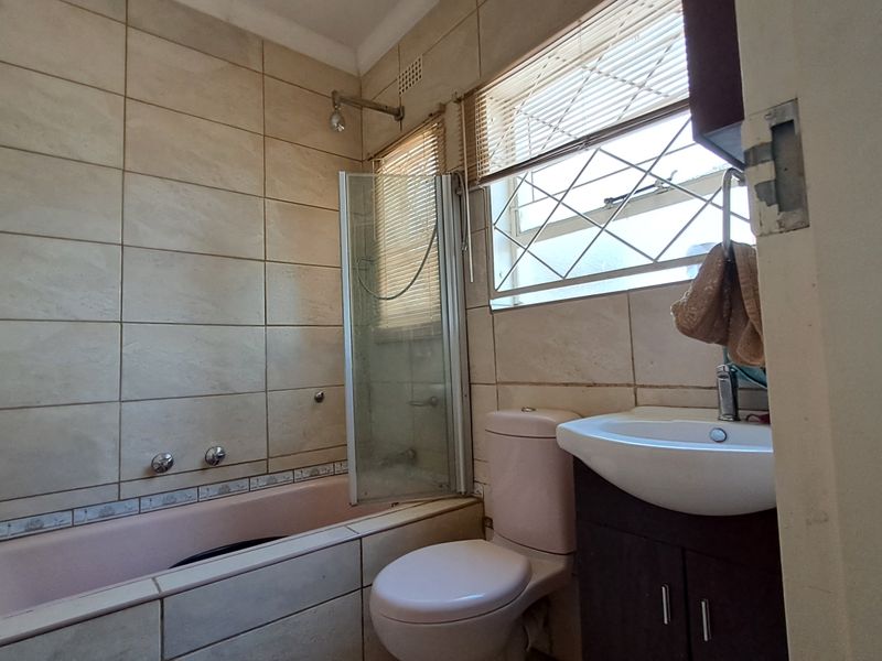 Spacious Family Home with 3 Garages & Large Yard - Photo 9