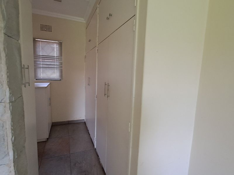 Spacious Family Home with 3 Garages & Large Yard - Photo 8