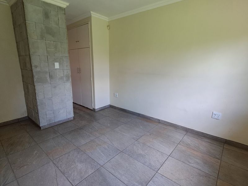 Spacious Family Home with 3 Garages & Large Yard - Photo 7