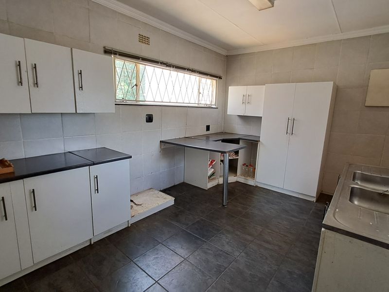 Spacious Family Home with 3 Garages & Large Yard - Photo 6