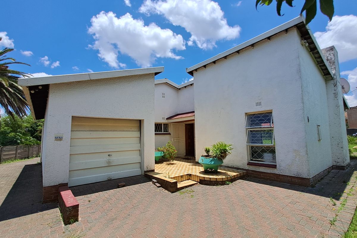 Spacious Family Home with 3 Garages & Large Yard - Photo 3
