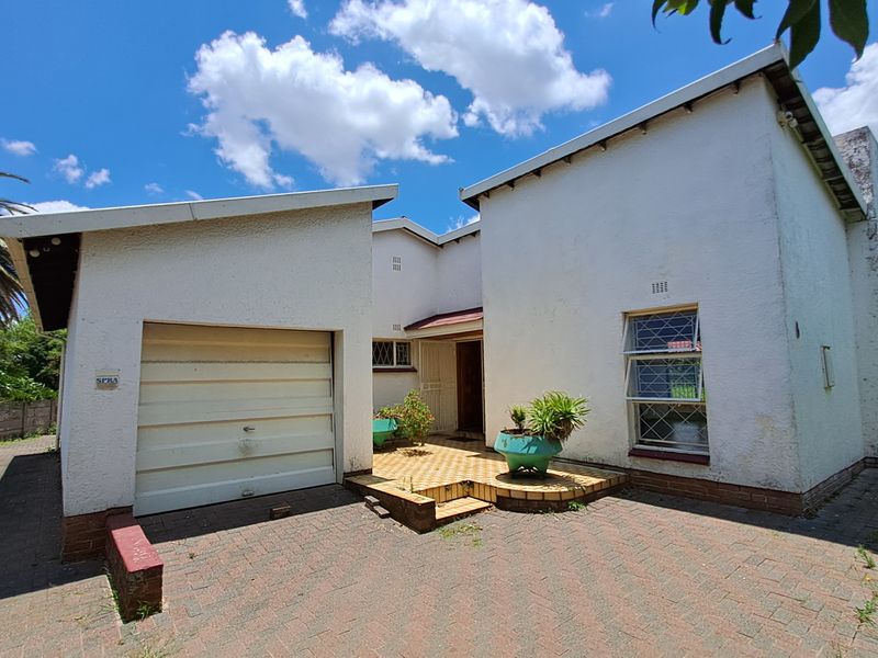 Spacious Family Home with 3 Garages & Large Yard - Photo 3