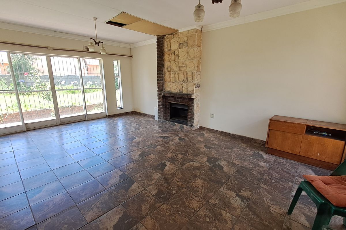 Spacious Family Home with 3 Garages & Large Yard - Photo 5