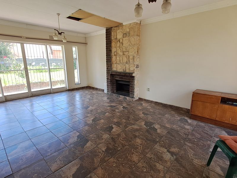 Spacious Family Home with 3 Garages & Large Yard - Photo 5