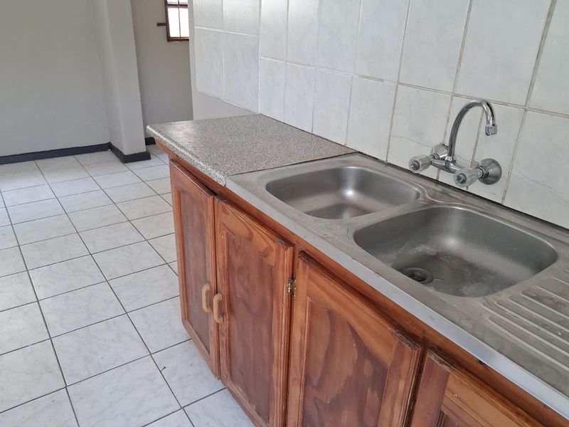 Spacious 1-Bed Garden Flat for a Single Professional , no parking on site - Photo 9