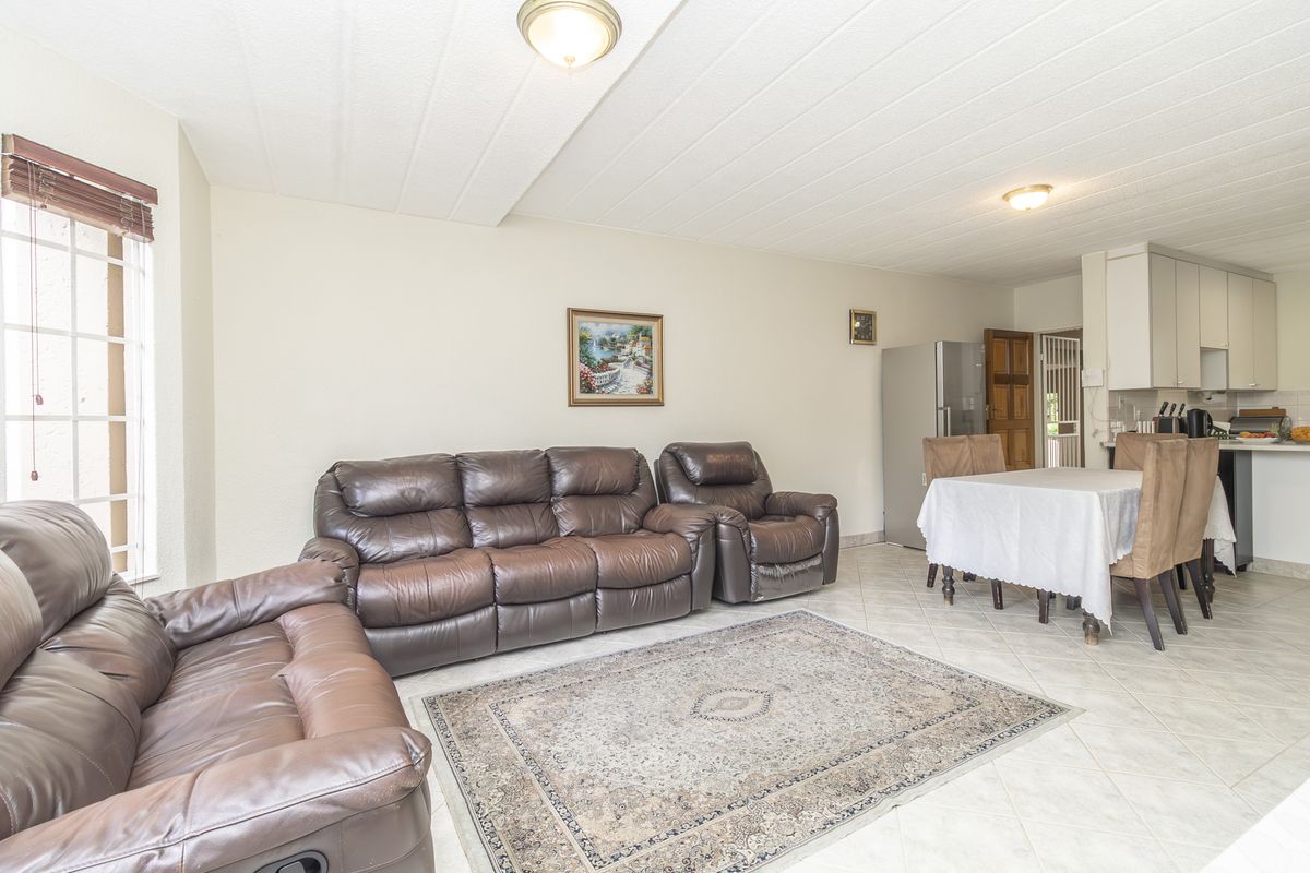 Stunning 3-bedroom apartment in Paulshof, Sandton, offering modern living and prime location—your dr - Photo 4